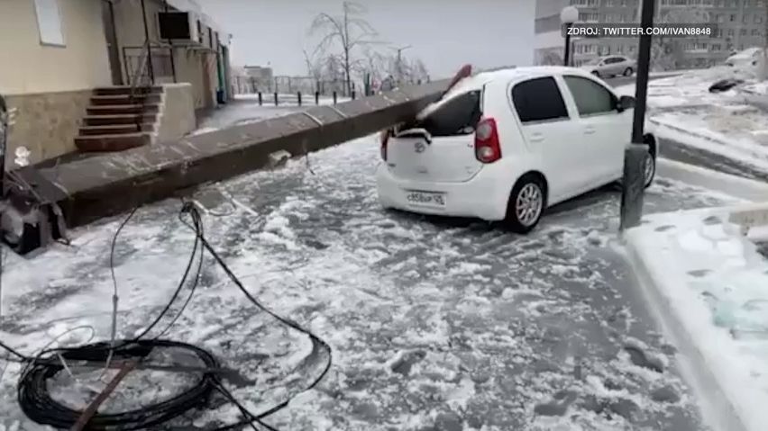 Záběry ze zamrzlého města. Vladivostok paralyzuje sníh a led